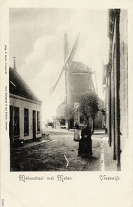 15039 Gezicht in de Molenstraat met bebouwing te Vreeswijk uit het oosten; met op de achtergrond de molen Oog in 't ...